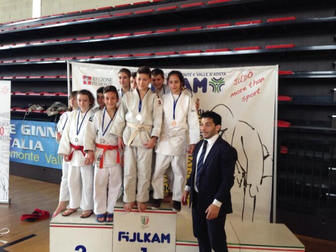 I ragazzi premiati sul primo gradino del podio durante la fase regionale.